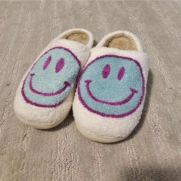 Creme & Teal Smiley Slippers - Picture 1 of 4